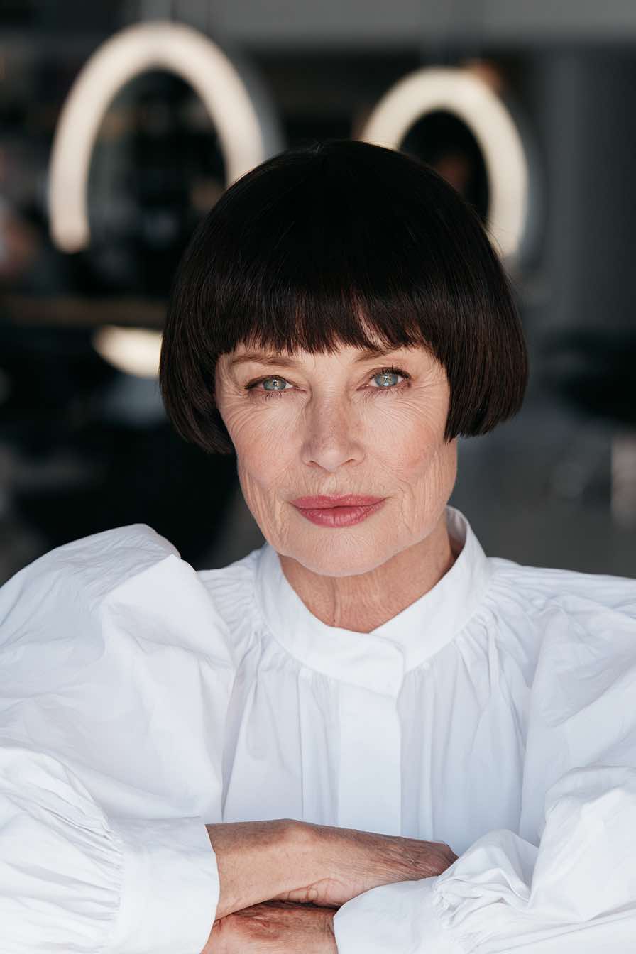 Short_Haircuts_for_Women_Over_50_16