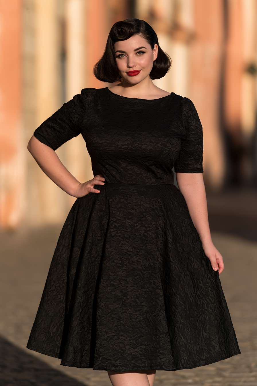 Plus_Size_Black_Dress_Outfit_10